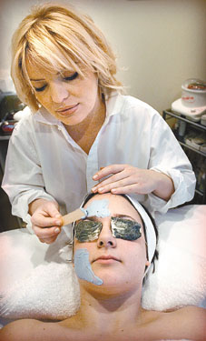 Organic Skincare Expert Eva Sztupka-Kerschbaumer applies a mask to a client Organic Skincare Expert Eva Sztupka-Kerschbaumer applies a mask to a client